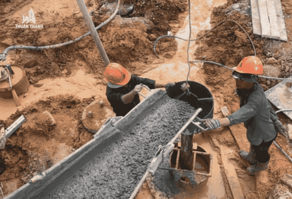 Bổ bê tông vào hố khoan