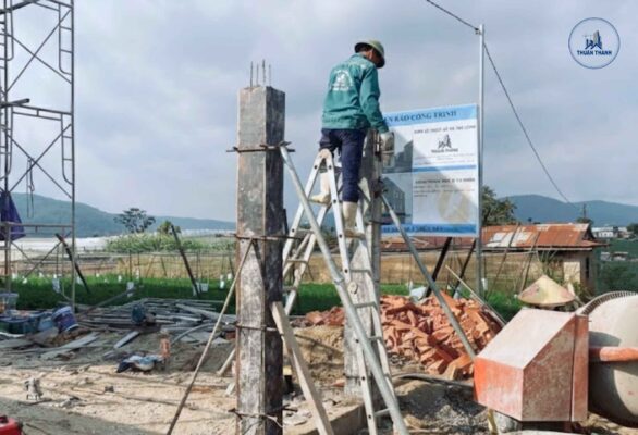 Tháo cốp pha trụ hàng rào