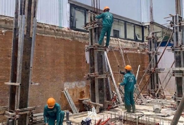 Tháo cốp pha cột