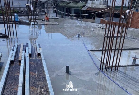 Tưới bảo dưỡng bê tông dầm sàn lầu 1