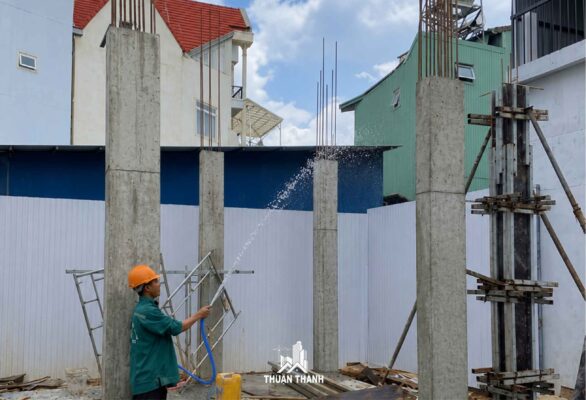 Tưới bảo dưỡng bê tông cột