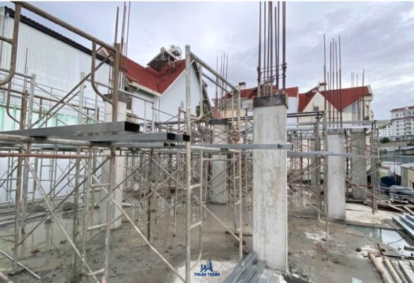 Lắp đặt khung chống dầm sàn lầu 2