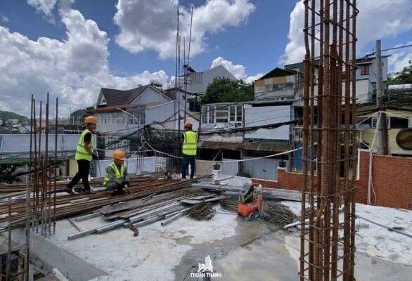 Lắp đặt cốt thép cột lầu 1