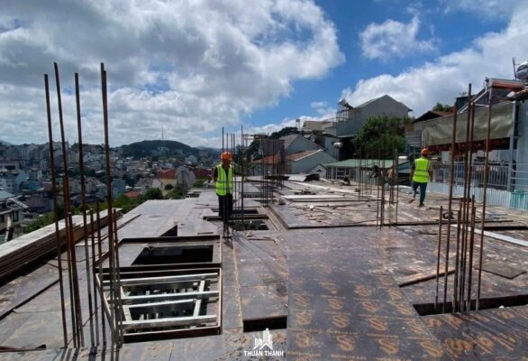 Lắp đặt khung chống dầm sàn lầu 2 Lắp đặt khung chống dầm sàn lầu 2