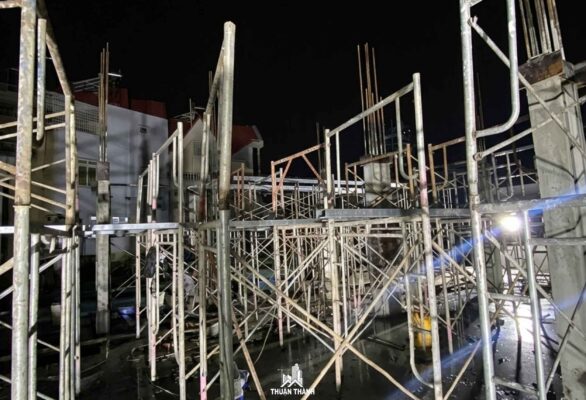 Lắp đặt khung chống dầm sàn lầu 2