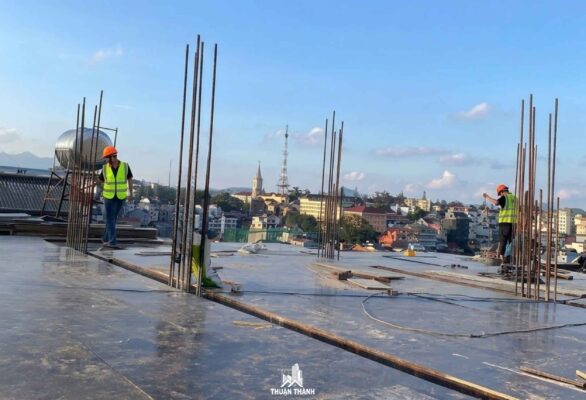 Lắp đặt khung chống dầm sàn lầu 2 Lắp đặt khung chống dầm sàn lầu 2
