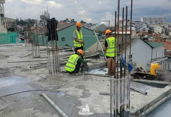 Tháo coppha thành biên lầu 2